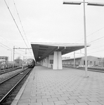 859322 Gezicht op het perron van het N.S.-station Den Helder te Den Helder.